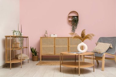 Modern hafif ahşap çekmeceleri olan şık bir oturma odası.