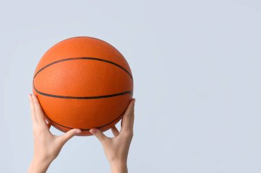 Gri arka planda basketbol oynamak için toplu kadın elleri