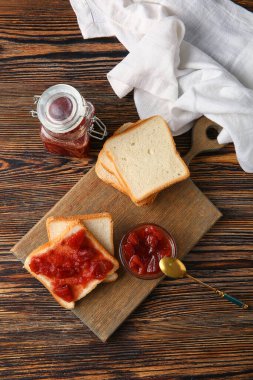 Ahşap arka planda lezzetli ayva reçelli tost tahtası