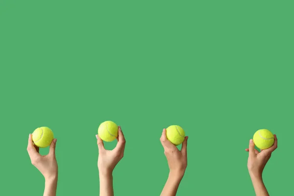 Yeşil Arka Planda Tenis Topları Olan Kadın Eller — Stok fotoğraf