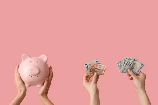Manos Femeninas Con Alcancía Dinero Sobre Fondo Rosa — Foto de Stock