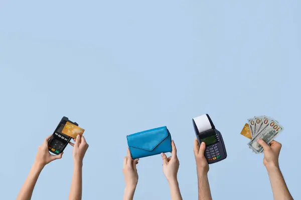 有付款终端 钱包和蓝色背景的钱的女性手 — 图库照片