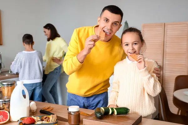 Little Girl Her Father Eating Crackers Kitchen — Stock Photo, Image
