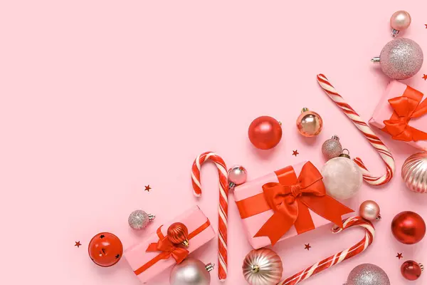 Χριστουγεννιάτικες Μπάλες Δώρα Και Καραμέλες Ροζ Φόντο — Φωτογραφία Αρχείου