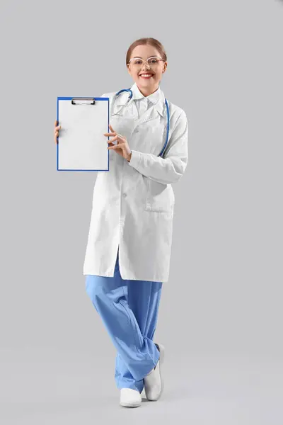 Kvinnliga Läkare Med Urklipp Ljus Bakgrund Royaltyfria Stockbilder