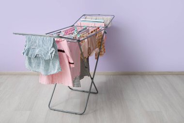 Leylak duvarının yanındaki kurutucuda asılı temiz kıyafetler.