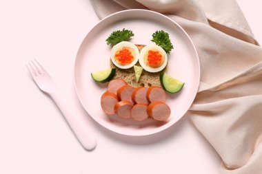 Pembe masada baykuş şeklinde komik çocuk kahvaltısı tabağı.