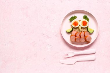 Pembe masada baykuş şeklinde komik çocuk kahvaltısı tabağı.