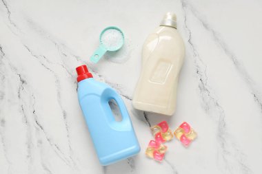 Beyaz mermer arka planda farklı çamaşır deterjanları