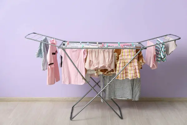 Leylak duvarının yanındaki kurutucuda asılı temiz kıyafetler.