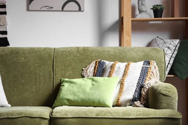 Grünes Sofa Mit Kissen Inneren Des Gemütlichen Wohnzimmers — Stockfoto