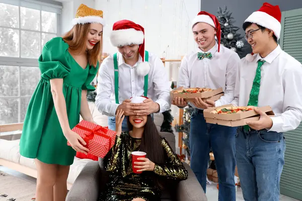 Grupo Jovens Surpreendendo Seu Amigo Festa Natal — Fotografia de Stock