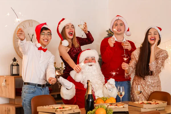 Grupo Jovens Amigos Com Papai Noel Faíscas Natal Festa Casa — Fotografia de Stock