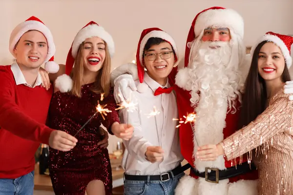 Grupo Jovens Amigos Com Papai Noel Faíscas Natal Festa — Fotografia de Stock