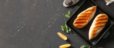 Koyu arka planda lezzetli ızgara tavuk göğsü ve metin için yeri olan kızartma tavası.