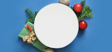 Boş kart, Noel süslemeleri ve mavi arka planda hediye.