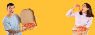 Sarı arka planda lezzetli pepperonili pizzalarla dolu kutular tutan mutlu gençlerin olduğu pankart.