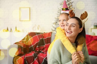 Mutlu anne ve küçük kız Noel arifesinde evdeler.