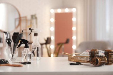 Güzellik salonundaki farklı kuaför aletleri.