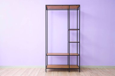 Odadaki leylak duvarının yanındaki boş raf ünitesi.