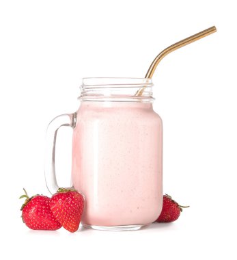 Mason kavanozu beyaz arka planda izole edilmiş lezzetli çilekli smoothie.