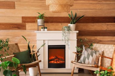 Ahşap duvarın yanında şık şömine ve koltuklar