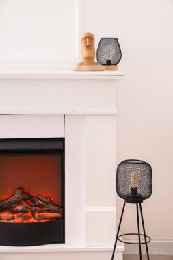 Işık duvarının yanında şık bir şömine