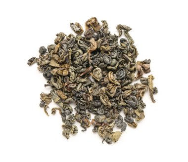 Beyaz arkaplanda bir yığın kuru yeşil çay.