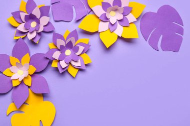Renkli origami çiçekleri ve mor arkaplanda yapraklar