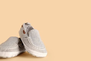 Bej arka planda şık bebek ayakkabıları