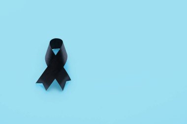 Mavi arka planda siyah cenaze kurdelesi