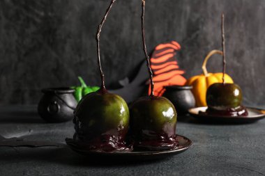 Cadılar Bayramı için arkaplanda lezzetli karamelli elma tabağı.