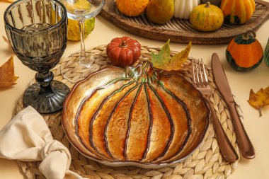 Bej arkaplanda yaprakları olan sonbahar tablo ayarı