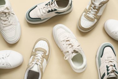 Bej arka planda farklı şık spor ayakkabılar