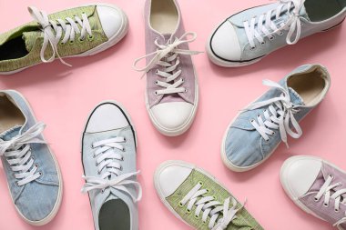 Pembe arka planda farklı şık spor ayakkabılar.