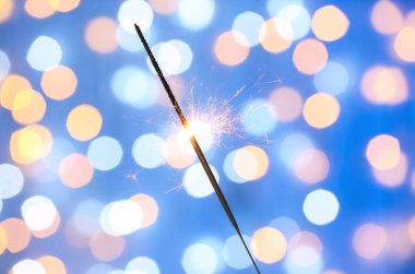 Bulanık ışık arka planında güzel bir Noel maytap