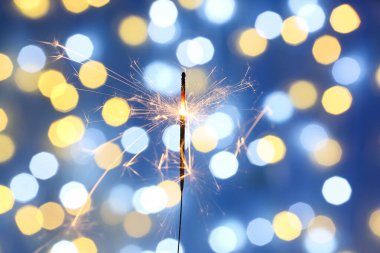 Bulanık ışık arka planında güzel bir Noel maytap