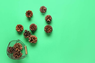 Yeşil arka planda çam kozalaklı sepet