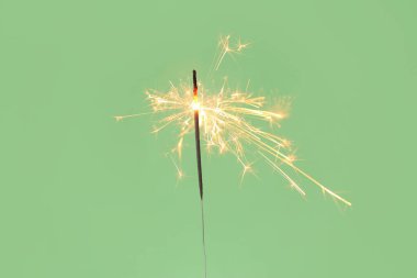 Yeşil arka planda güzel bir Noel maytap