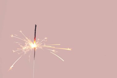 Gri arka planda güzel bir Noel maytap