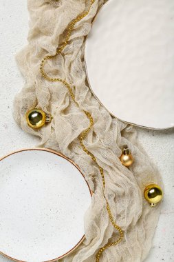 Beyaz arka planda Noel topları olan güzel bir masa.