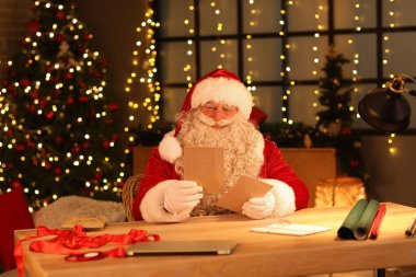 Noel arifesinde evde mektuplarla Noel Baba