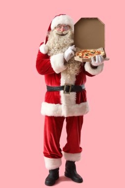 Noel Baba pembe arka planda bir kutu lezzetli pizzayla