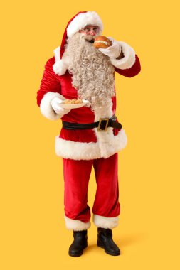 Tatlı falafel köfteli Noel Baba ve sarı arka planda burger.