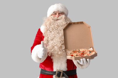 Noel Baba 'nın beyaz arka planda bir kutu lezzetli pizzası var.