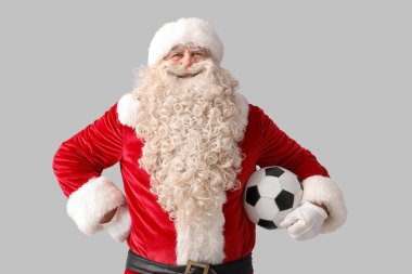 Beyaz arka planda futbol topu olan Noel Baba