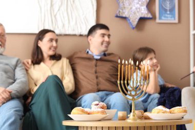 Hanuka için donutlu Menorah. Masada, yakın plan.