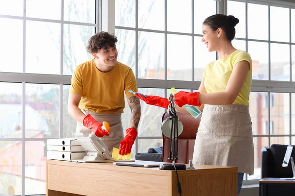 Petugas Kebersihan Muda Membersihkan Tempat Kerja Kantor — Stok Foto