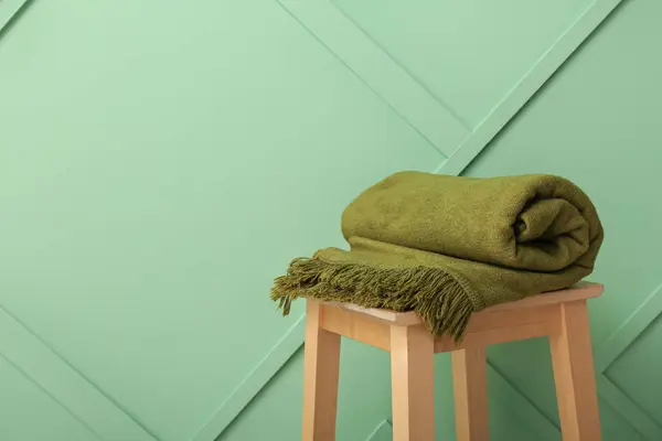 Nová Měkká Složená Přikrývka Židli Zelené Stěny — Stock fotografie