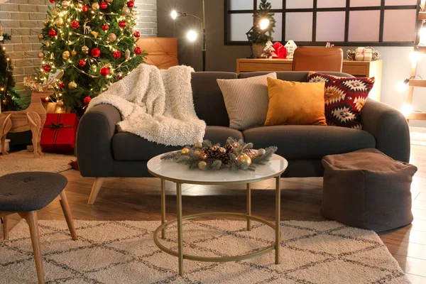 Interieur Eines Dunklen Wohnzimmers Mit Sofa Sessel Kamin Weihnachtsbaum Und — Stockfoto